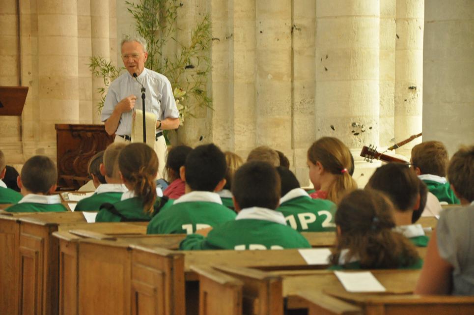 L'accueil du Père Girard dans l'abbatiale